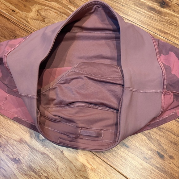 lululemon speed up shorts size 4 reddish pink camo pattern like new never worn - Picture 2 of 7